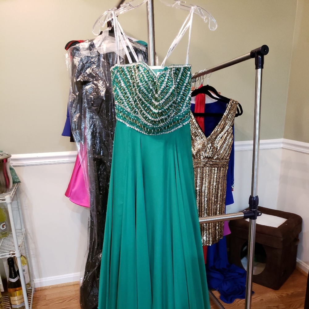 Sherri Hill 1539 Emerald Green Dress - Picture 2 of 8